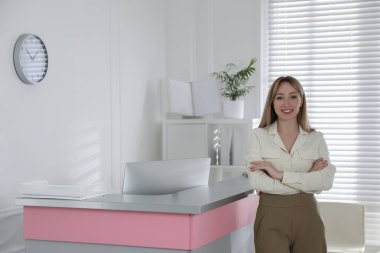 Ofisteki tezgahın yanındaki resepsiyonistin portresi, metin için boşluk