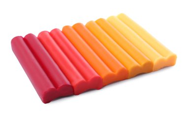 Beyaz arka planda birçok farklı renkli plastiksi parçalar