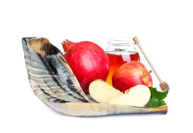 Bal, nar, elma ve beyaz arka planda shofar. Rosh Hashana tatili