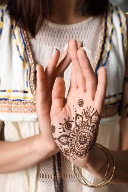 Avucunda kına dövmesi olan bir kadın, yakın plan. Geleneksel mehndi süsü