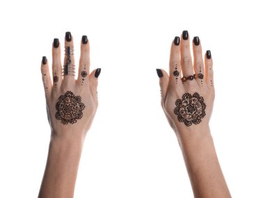 Beyaz arka planda ellerinde kına dövmesi olan bir kadın, yakın plan. Geleneksel mehndi süsü