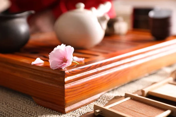 Поднос Традиционной Чайной Церемонии Цветком Сакуры Столе Крупным Планом — стоковое фото