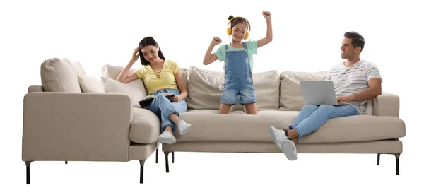 Mutlu Aile Beyaz Arka Planda Rahat Koltukta Dinleniyor — Stok fotoğraf