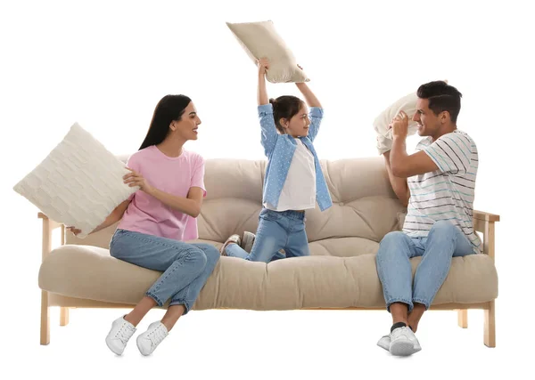 幸せな家族を持っている枕の戦いで快適なソファに白い背景 — ストック写真