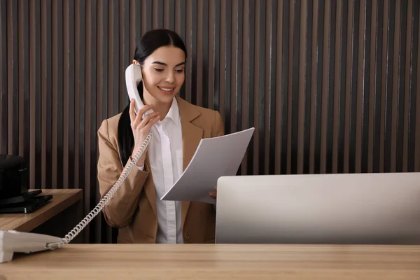 Recepcionista Con Papeles Hablando Por Teléfono Encimera Oficina — Foto de Stock