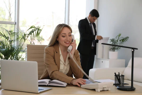 Sekretarz Rozmawia Przez Telefon Biurze — Zdjęcie stockowe