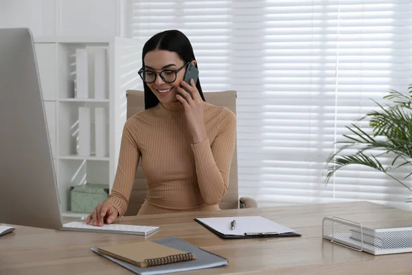 Secretaresse Gesprek Smartphone Aan Houten Tafel Kantoor — Stockfoto