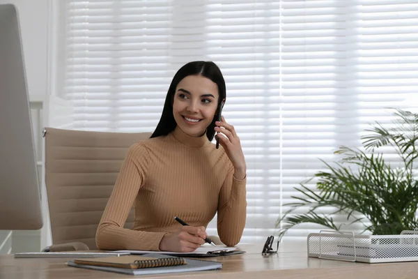 Sekreter Ofisteki Ahşap Masada Akıllı Telefondan Konuşuyor — Stok fotoğraf