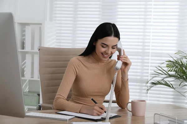 Secretary Talking Phone Wooden Table Office — Stock Photo, Image