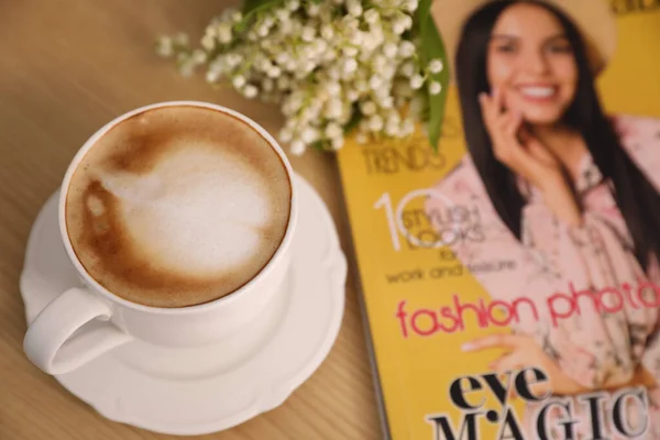 Tasse Aromatischer Morgenkaffee Blumen Und Magazin Auf Holztisch Oben Blick — Stockfoto