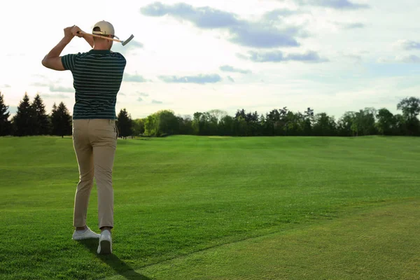 Muž Hrající Golf Zeleném Hřišti Zadní Pohled Mezera Pro Text — Stock fotografie