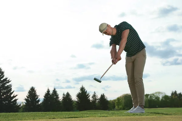 Mann Spielt Golf Auf Grünem Platz Platz Für Text — Stockfoto