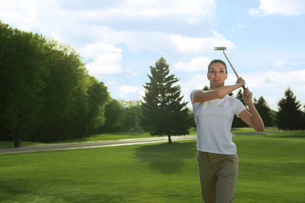 Schöne Frau Spielt Golf Auf Grünem Platz Platz Für Text — Stockfoto