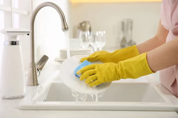 Vrouw Afwasbord Moderne Keuken Close — Stockfoto