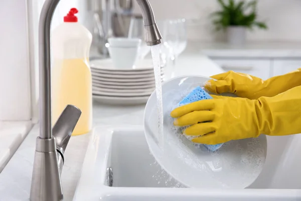 Woman Washing Plate Modern Kitchen Closeup — Stock Photo, Image