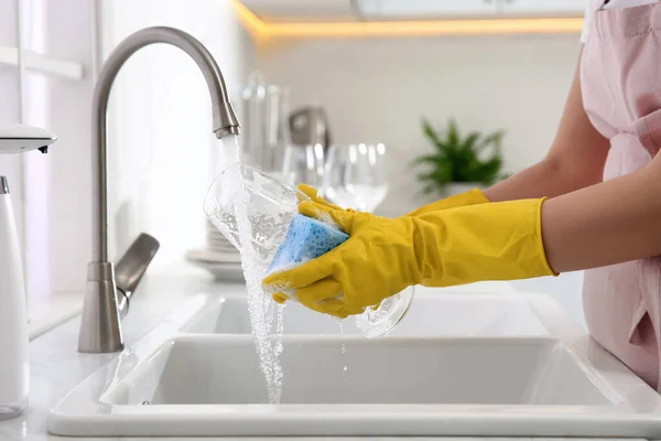 現代のキッチンでガラスを洗う女性 クローズアップ — ストック写真