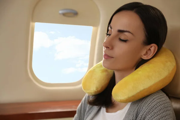 Νεαρή Γυναίκα Μαξιλάρι Ταξιδιού Κοιμάται Στο Αεροπλάνο Κατά Διάρκεια Της — Φωτογραφία Αρχείου