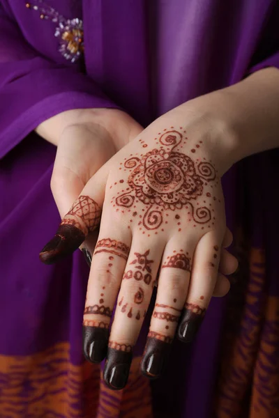 手にヘナの入れ墨の女性を閉じます 伝統的なメンディの飾り — ストック写真