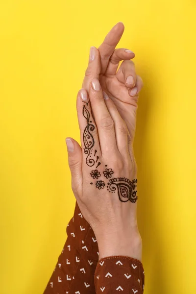 Γυναίκα Τατουάζ Χέννα Στο Χέρι Κίτρινο Φόντο Κοντινό Πλάνο Παραδοσιακό — Φωτογραφία Αρχείου