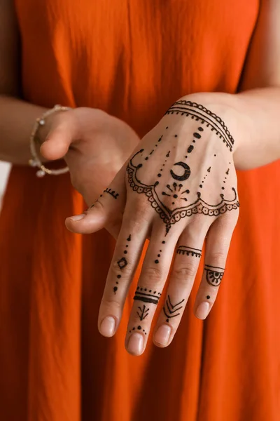 Frau Mit Henna Tätowierung Der Hand Nahaufnahme Traditionelles Mehndi Ornament — Stockfoto