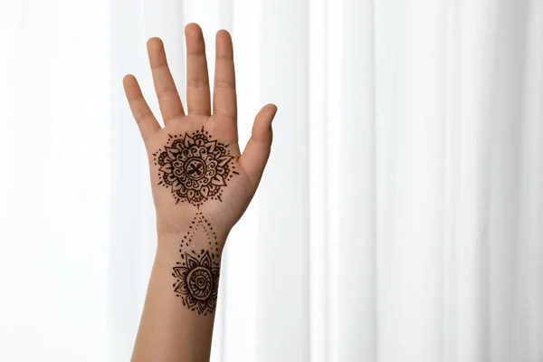 Kleines Mädchen Mit Henna Tätowierung Auf Der Handfläche Nahaufnahme Und — Stockfoto