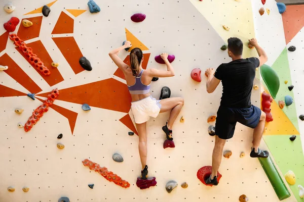 Homem Atlético Mulher Parede Escalada Ginásio Vista Traseira — Fotografia de Stock