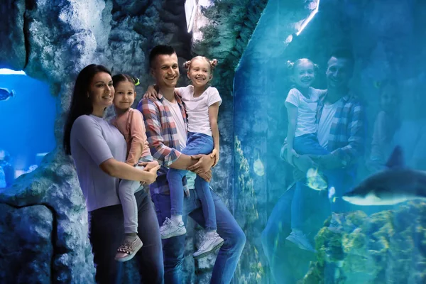 Oceanarium Daki Akvaryumun Yanında Mutlu Bir Aile Birlikte Vakit Geçirmek — Stok fotoğraf