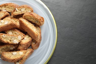 Geleneksel İtalyan bademli bisküvileri (Cantucci) gri masa üzerinde, üst manzara. Metin için boşluk
