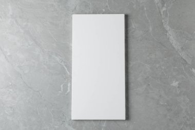 Gri mermer masa üzerindeki boş tuval, üst manzara. Metin için boşluk