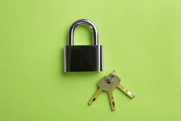 Modern Hangslot Met Toetsen Groene Ondergrond Vlak Gelegd — Stockfoto