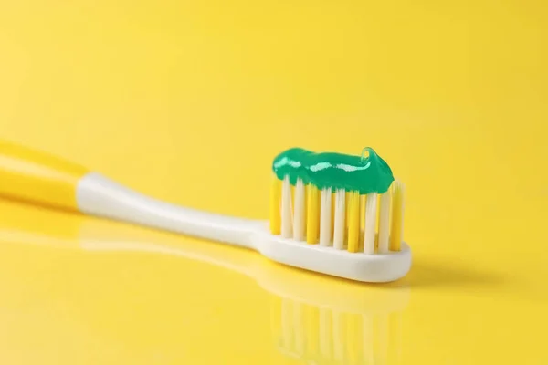 Bürste Mit Zahnpasta Auf Gelbem Hintergrund Nahaufnahme — Stockfoto