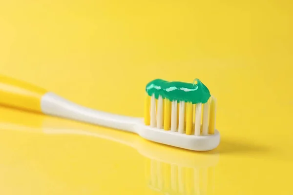 Cepillo Con Pasta Dientes Sobre Fondo Amarillo Primer Plano — Foto de Stock