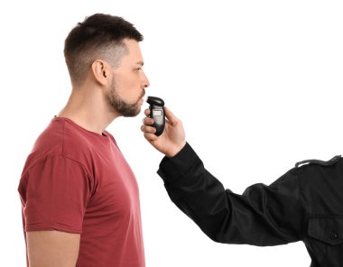 Polis müfettişi alkol testi yapıyor, adam beyaz arka planda alkol analizine giriyor.