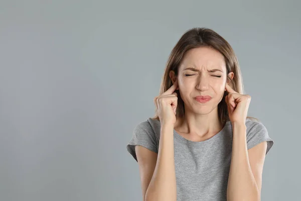 Emotionele Jonge Vrouw Die Haar Oren Bedekt Met Vingers Een — Stockfoto