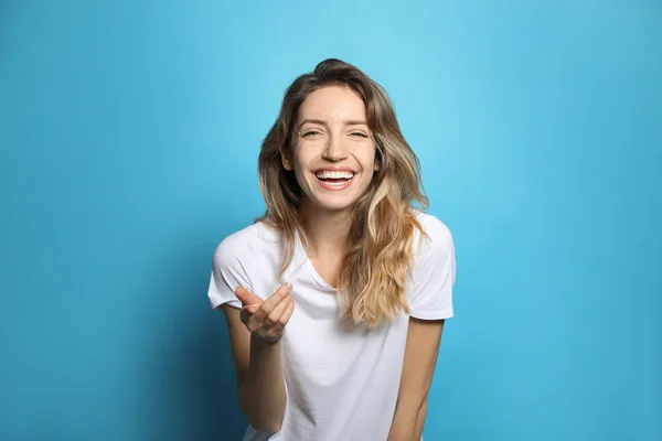 Jovem Alegre Rindo Fundo Azul Claro — Fotografia de Stock