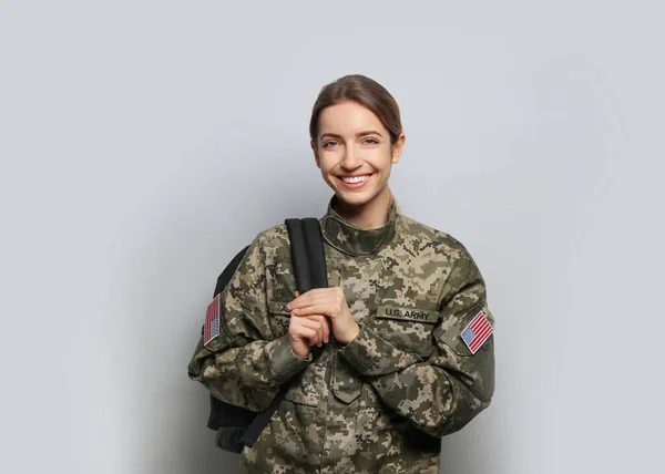 Kvinna Kadett Med Ryggsäck Ljusgrå Bakgrund Militär Utbildning — Stockfoto