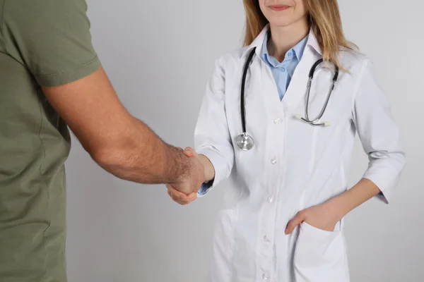 Médico Paciente Apertando Mãos Fundo Cinza Claro Close — Fotografia de Stock