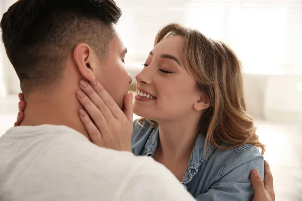 Preciosa Pareja Disfrutando Tiempo Juntos Casa — Foto de Stock