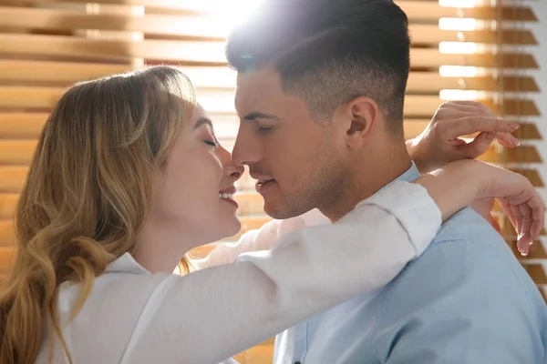 Schönes Paar Genießt Die Gemeinsame Zeit Hause — Stockfoto