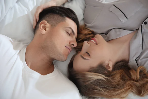 Härligt Par Njuter Tid Tillsammans Sängen Ovanför Utsikt — Stockfoto