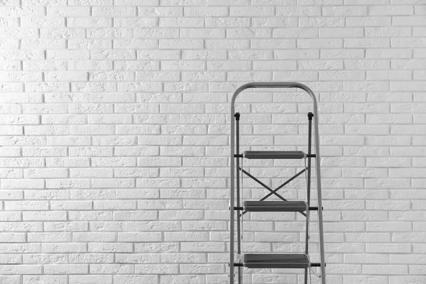 Μοντέρνα Μεταλλική Σκάλα Φόντο Λευκό Τούβλο Χώρος Για Κείμενο — Φωτογραφία Αρχείου