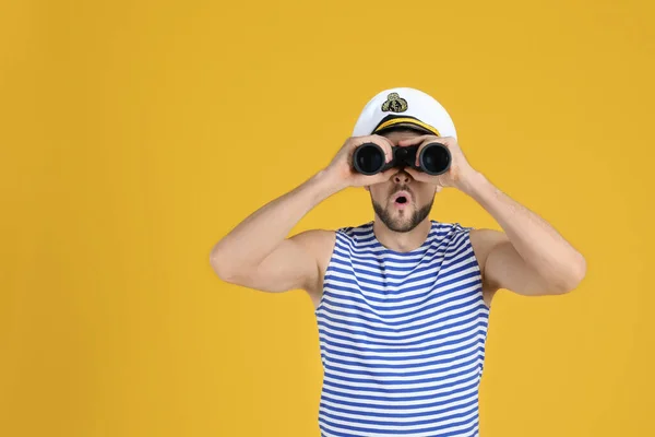 Námořník Dívá Dalekohledem Žlutém Pozadí Prostor Pro Text — Stock fotografie