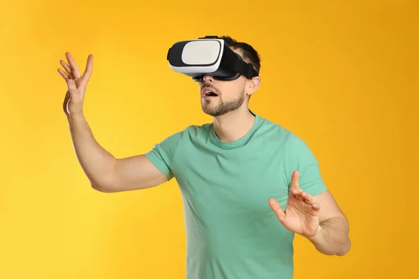 Homem Usando Fone Ouvido Realidade Virtual Fundo Amarelo — Fotografia de Stock