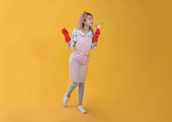 Sarı Arka Planda Bir Bardak Martini Ile Genç Bir Hanımı — Stok fotoğraf