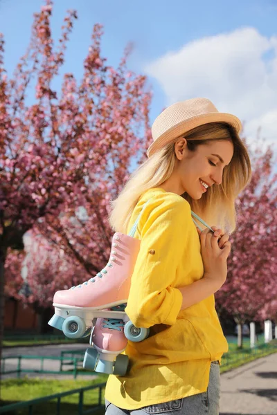 Junge Frau Mit Rollschuhen Frühlingspark — Stockfoto