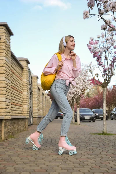 Jeune Femme Patinage Roulettes Sur Rue Ville — Photo