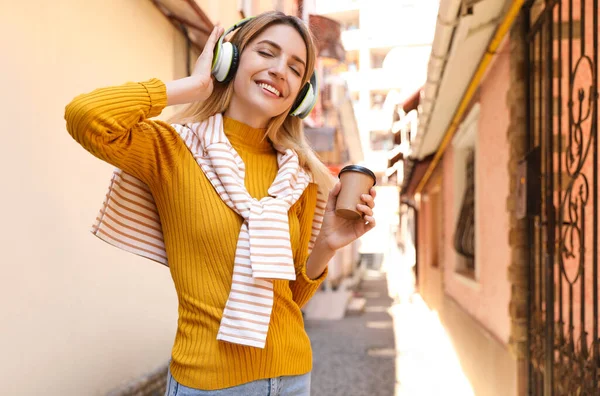 Ευτυχισμένη Νεαρή Γυναίκα Καφέ Και Ακουστικά Ακούγοντας Μουσική Στο Δρόμο — Φωτογραφία Αρχείου