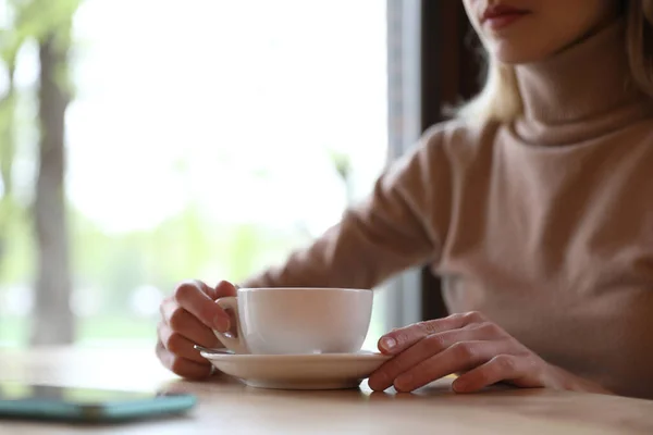 Mujer Joven Con Taza Café Mesa Por Mañana Primer Plano — Foto de Stock