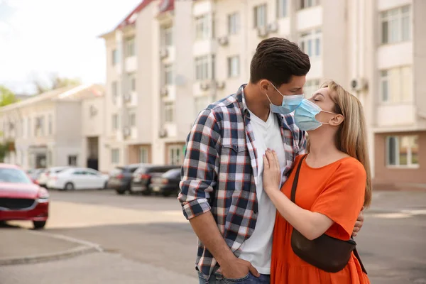 Пара Медицинских Масках Пытается Поцеловаться Улице — стоковое фото