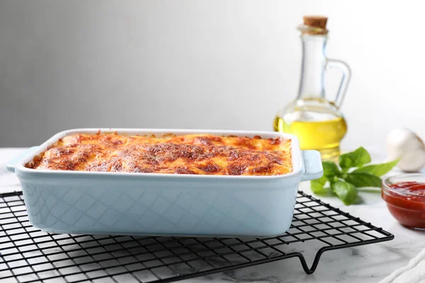 Gustose Lasagne Cotte Teglia Tavolo Marmo Bianco — Foto Stock